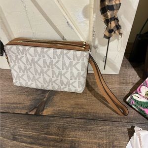 Michael Kors, double zippers wristlet